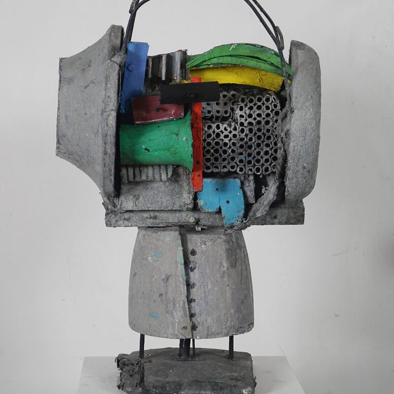 Menno Fahl, Grauer Hörer-Kopf, 2023, Materialmix, bemalt, 75x45x39 cm